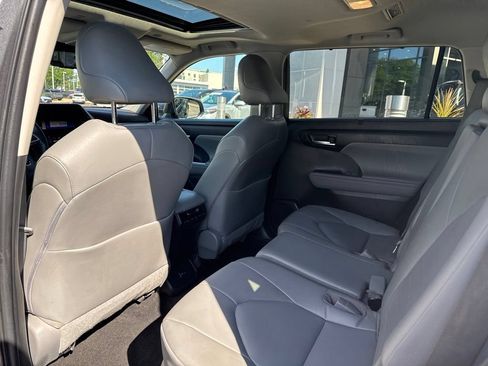Used 2023 Toyota Highlander XLE FWD image 16