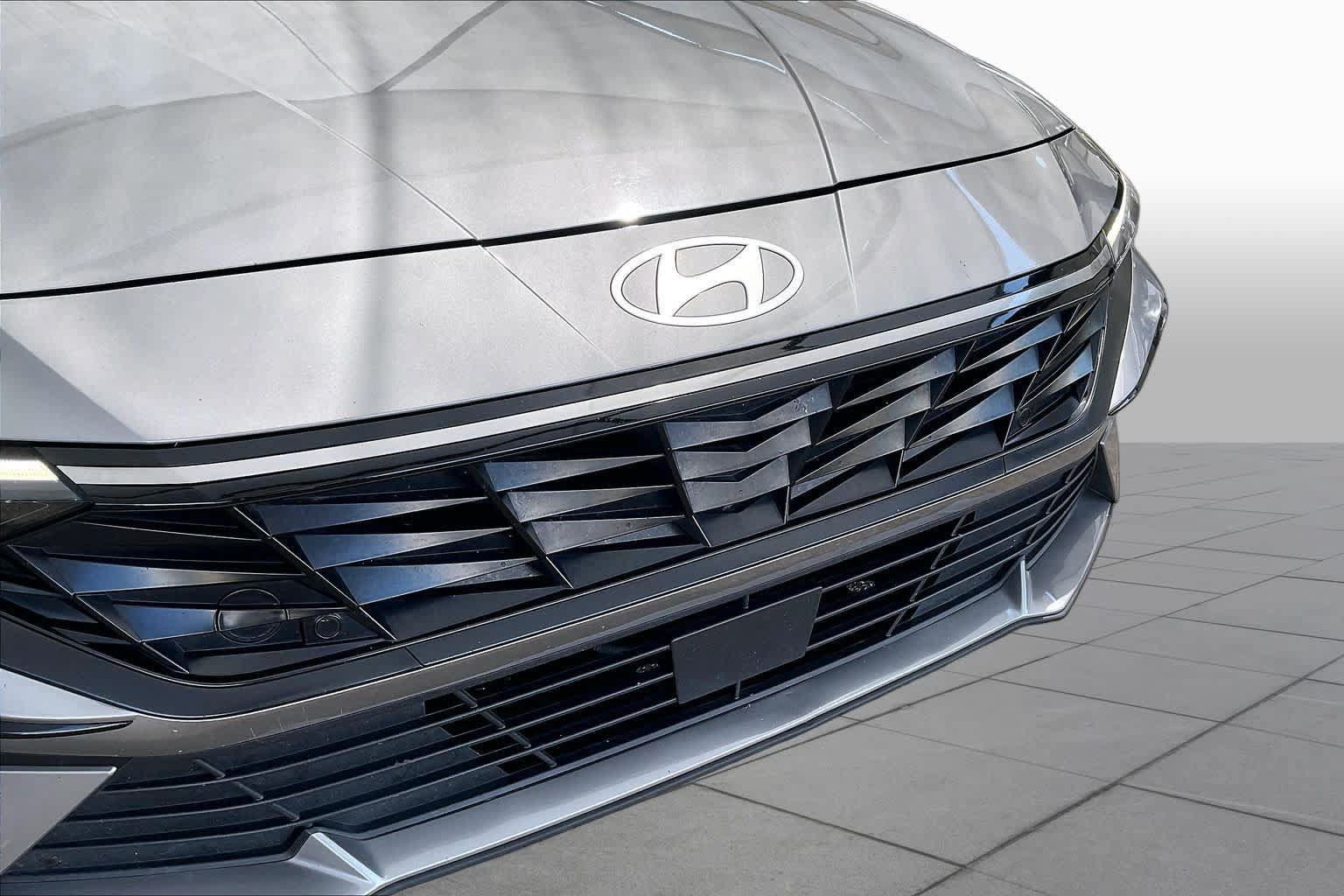 Certified 2025 Hyundai Elantra Limited FWD image 30