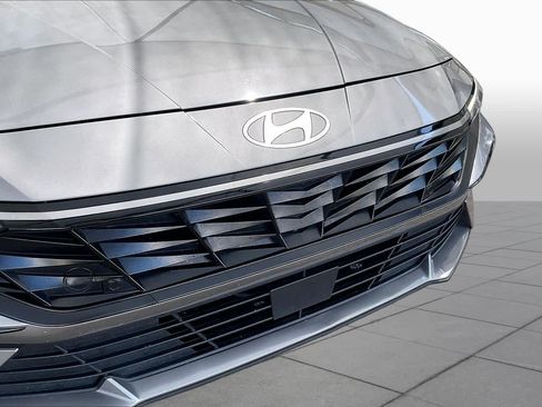 Certified 2025 Hyundai Elantra Limited FWD image 30