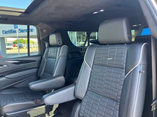 Used 2024 Cadillac Escalade ESV V w/ Heavy-Duty Trailer Package AWD/4WD image 23