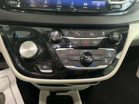 Used 2024 Chrysler Pacifica Touring-L image 20