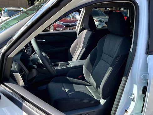 Certified 2025 Nissan Rogue SV FWD image 18