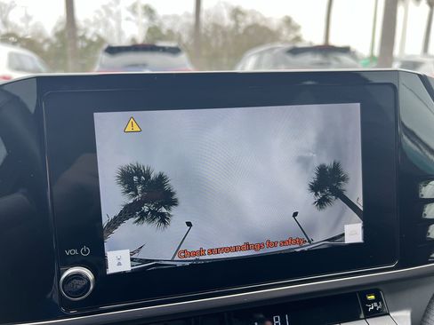 Used 2025 Toyota Camry SE w/ Convenience Package image 25