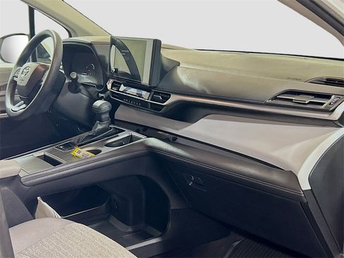 Used 2025 Toyota Sienna LE image 26