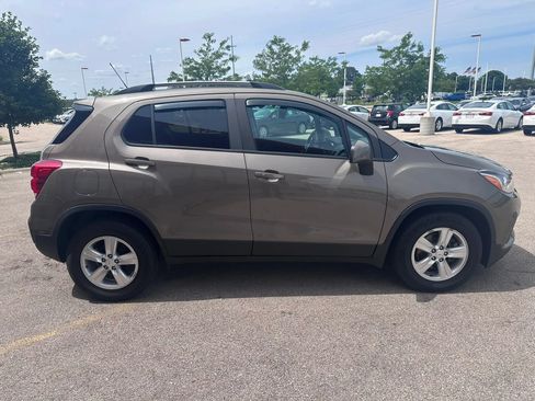 Used 2021 Chevrolet Trax LT w/ Premium Seat Package FWD image 4