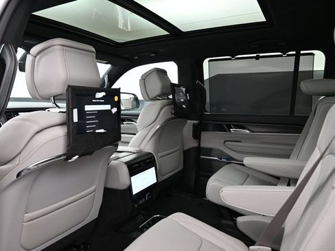 New 2026 Jeep Grand Wagoneer Summit AWD/4WD image 31