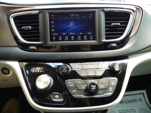 Used 2019 Chrysler Pacifica Touring-L FWD image 49