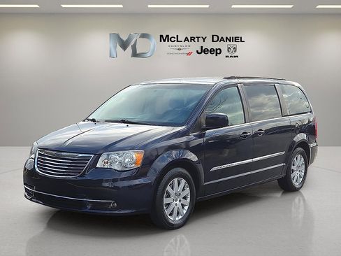 Used 2015 Chrysler Town & Country Touring image 2