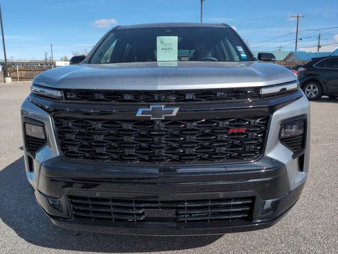 Used 2025 Chevrolet Traverse RS image 3
