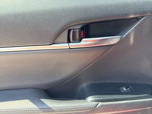 Used 2020 Toyota Camry XLE image 16