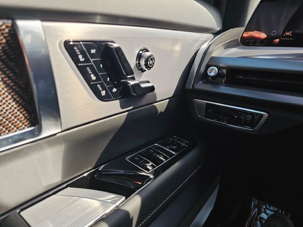 New 2027 Cadillac Vistiq Luxury AWD/4WD image 32