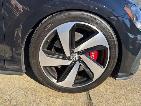 Used 2020 Volkswagen GTI SE image 31