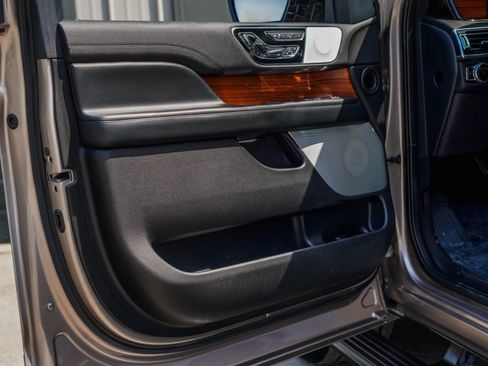 Used 2019 Lincoln Navigator Reserve AWD/4WD image 9