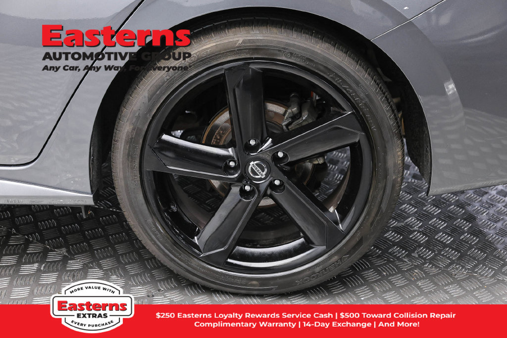 Used 2023 Nissan Sentra SR w/ Midnight Edition Package FWD image 9