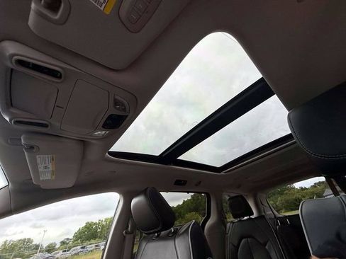 Used 2022 Chrysler Pacifica Limited FWD image 36
