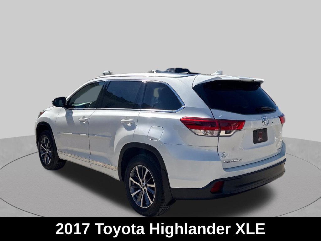 Used 2017 Toyota Highlander XLE AWD/4WD image 3