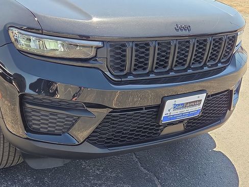 Used 2025 Jeep Grand Cherokee Altitude AWD/4WD image 9