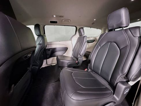 Used 2022 Chrysler Pacifica Touring-L image 13