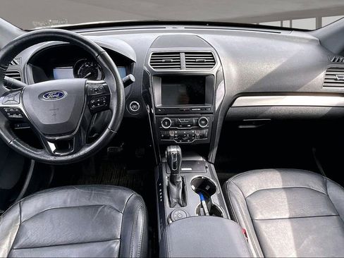 Used 2018 Ford Explorer XLT w/ Equipment Group 202A AWD/4WD image 17