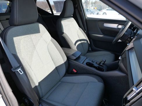 Used 2024 Volvo XC40 B5 Core image 17