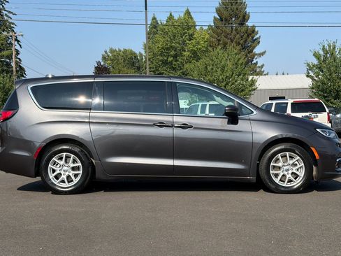 Used 2023 Chrysler Pacifica Touring-L FWD image 3