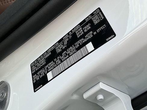 Certified 2023 Volvo XC60 B5 Ultimate w/ Climate Package image 30