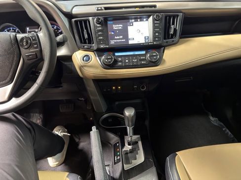 Used 2017 Toyota RAV4 Limited image 13