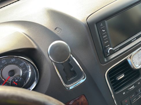 Used 2012 Chrysler Town & Country Touring w/ Entertainment Group #1 FWD image 23