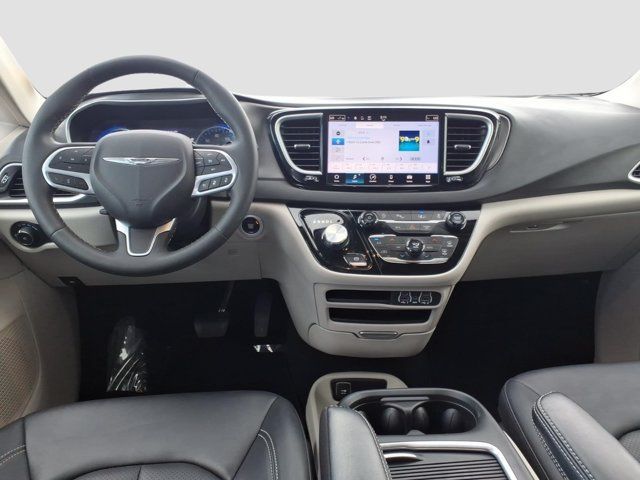 Used 2024 Chrysler Pacifica Touring-L FWD image 11
