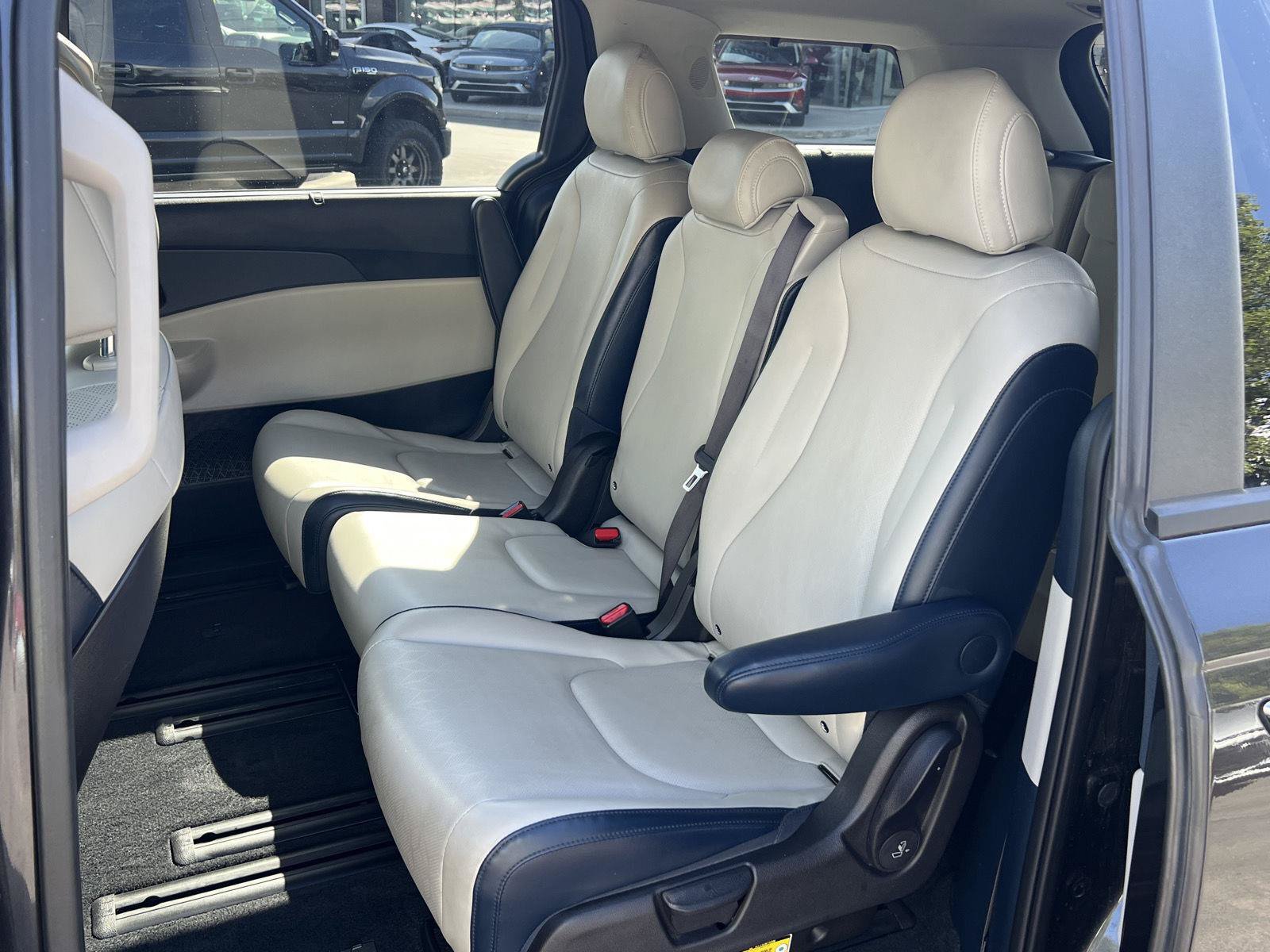 Used 2026 Kia Carnival EX FWD image 29