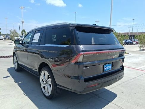 Used 2025 Lincoln Navigator Reserve AWD/4WD image 4