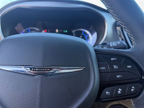 Used 2023 Chrysler Pacifica Limited w/ Uconnect Theater Family Group image 26