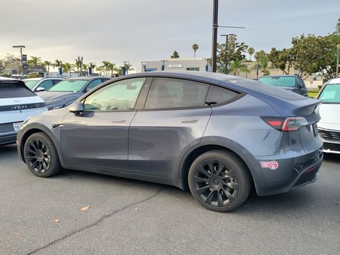 Used 2024 Tesla Model Y Long Range AWD/4WD image 3
