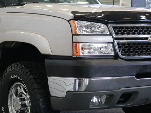 Used 2005 Chevrolet Silverado 2500 LS w/ Heavy-Duty Power Package image 13