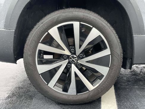 Certified 2024 Volkswagen Taos SE w/ Panoramic Sunroof Package FWD image 9