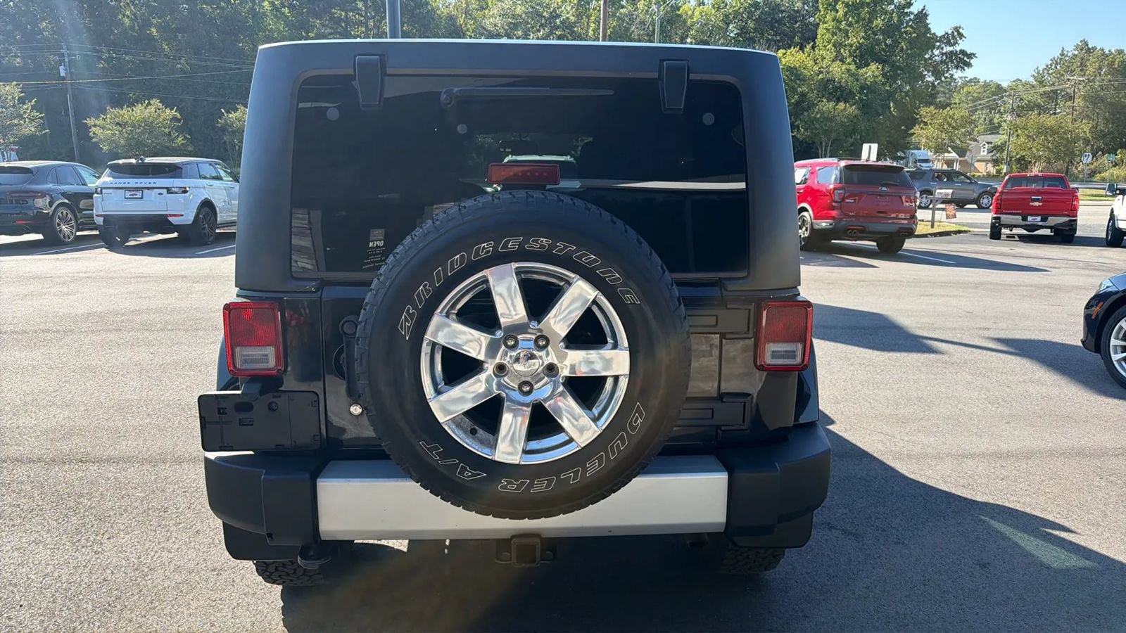 Used 2013 Jeep Wrangler Unlimited Sahara w/ Dual Top Group AWD/4WD image 6