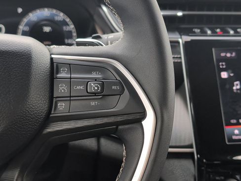 Used 2023 Jeep Grand Cherokee Altitude RWD image 15