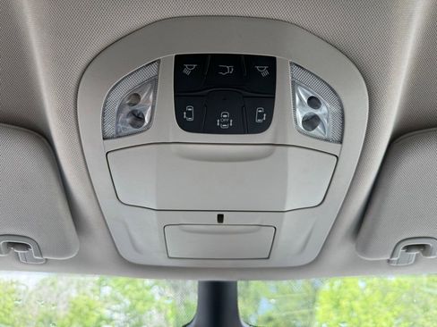Used 2023 Chrysler Pacifica Touring-L FWD image 37