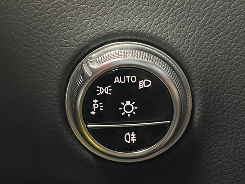 Used 2025 Mercedes-Benz GLC 350e 4MATIC image 36