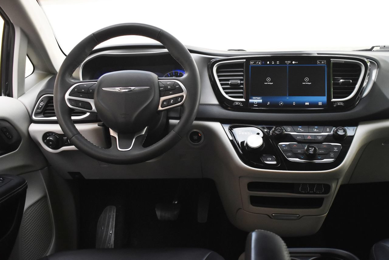 Used 2024 Chrysler Pacifica Touring-L FWD image 24