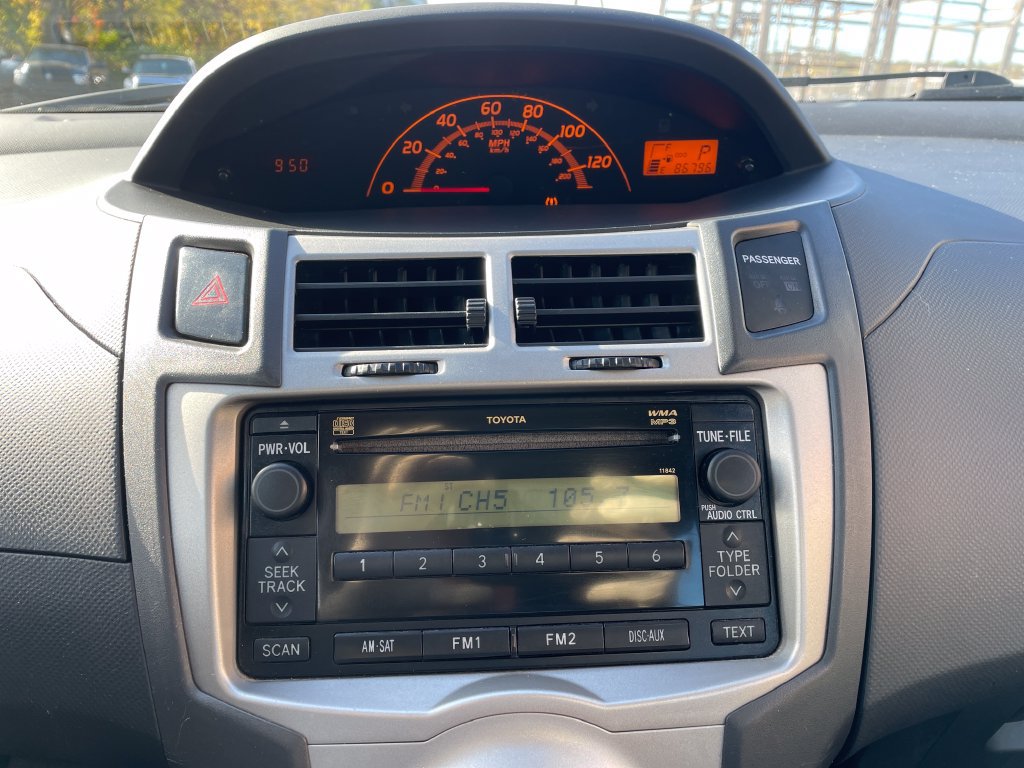 Used 2010 Toyota Yaris 4-Door Hatchback FWD image 16