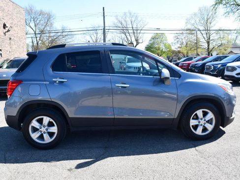 Used 2019 Chevrolet Trax LT w/ LT Convenience Package FWD image 5