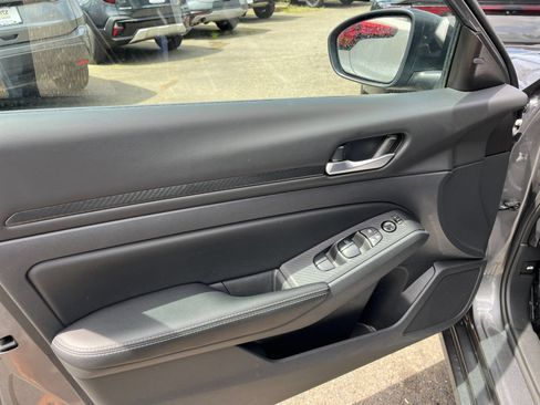 Used 2025 Nissan Altima 2.5 SV FWD image 18