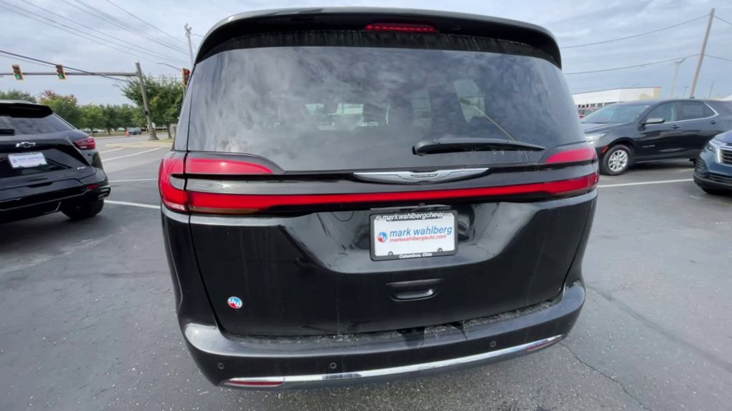 Used 2021 Chrysler Pacifica Limited AWD/4WD image 7