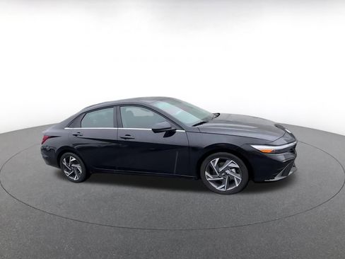 Used 2025 Hyundai Elantra SEL image 2