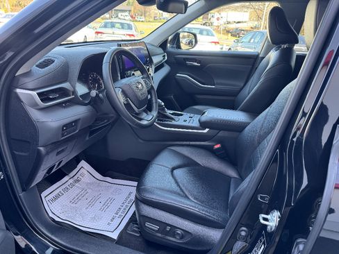 Used 2023 Toyota Highlander XLE image 8