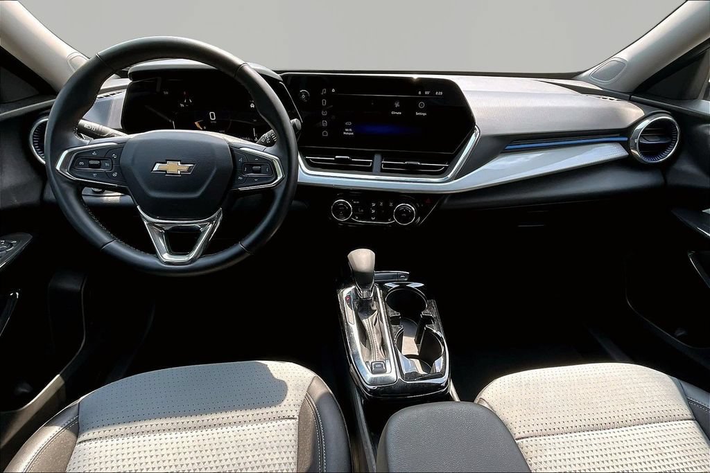 Used 2025 Chevrolet Trax LT w/ LT Convenience Package FWD image 9