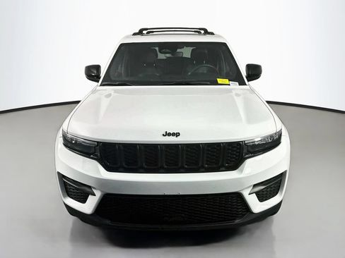 Used 2023 Jeep Grand Cherokee Altitude AWD/4WD image 2