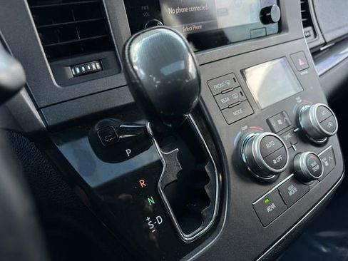 Used 2017 Toyota Sienna SE image 32