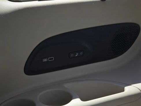 Used 2017 Chrysler Pacifica Limited w/ UConnect Theater Package FWD image 44